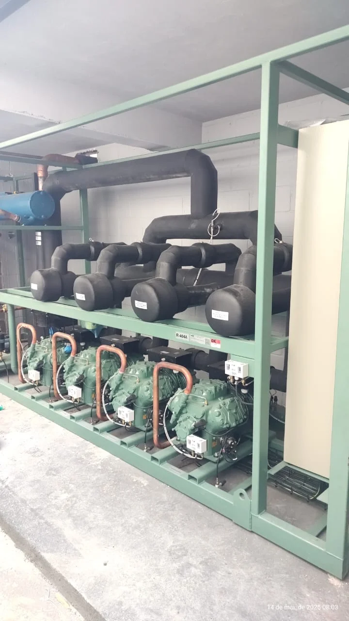 Rack de compressores em casa de máquinas